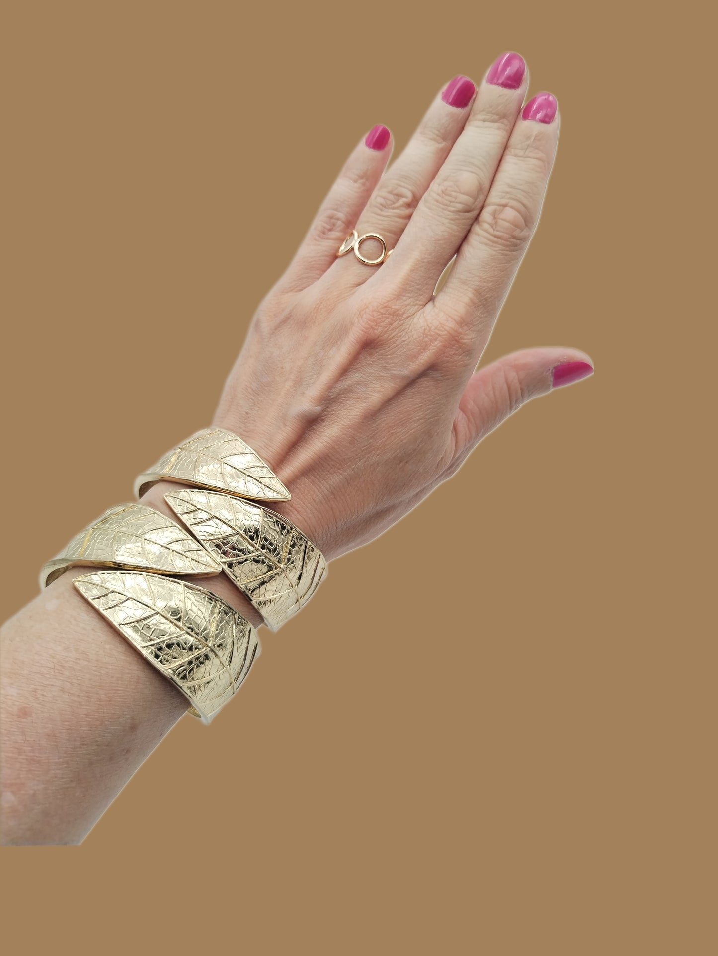 Goldfarbenes Blatt-Armband, klobiges Armreif, Damenmode, trendiger Schmuck, Geschenke