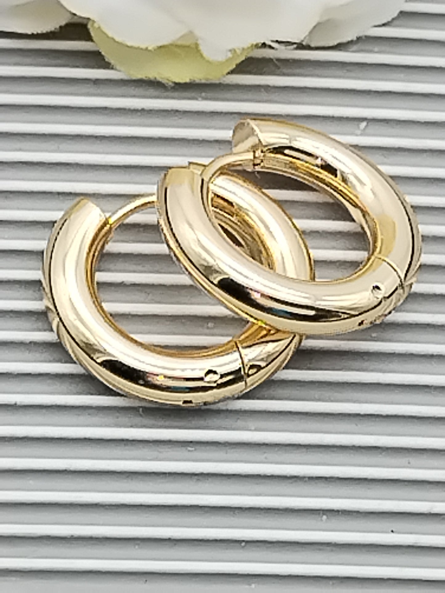 Gold Hoop Earrings, Chunky Round Hoops, Women´s Jewelry, Accessories