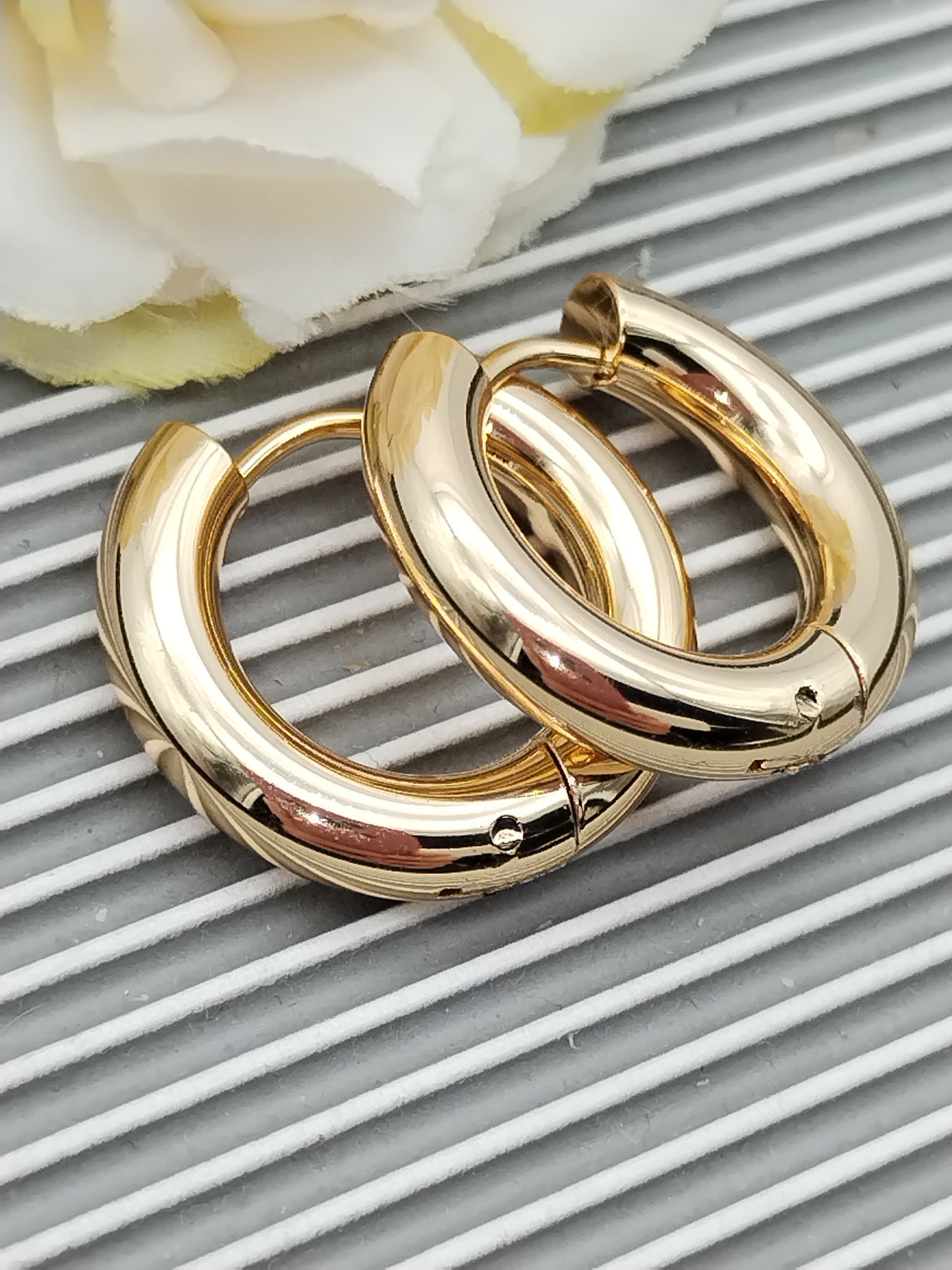 Gold Hoop Earrings, Chunky Round Hoops, Women´s Jewelry, Accessories