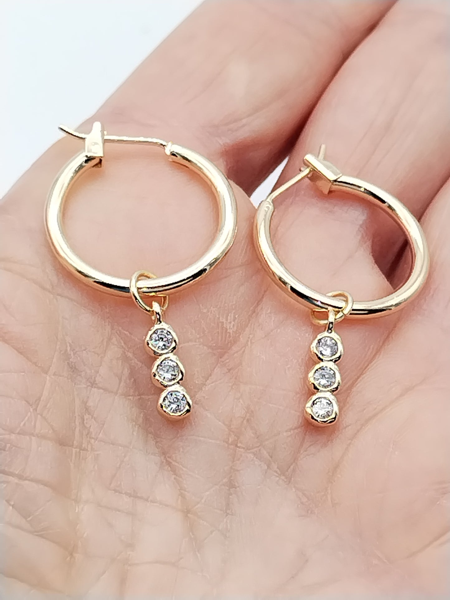 Pendientes de aro dorados con dije de circonita cúbica, joyería contemporánea para mujer