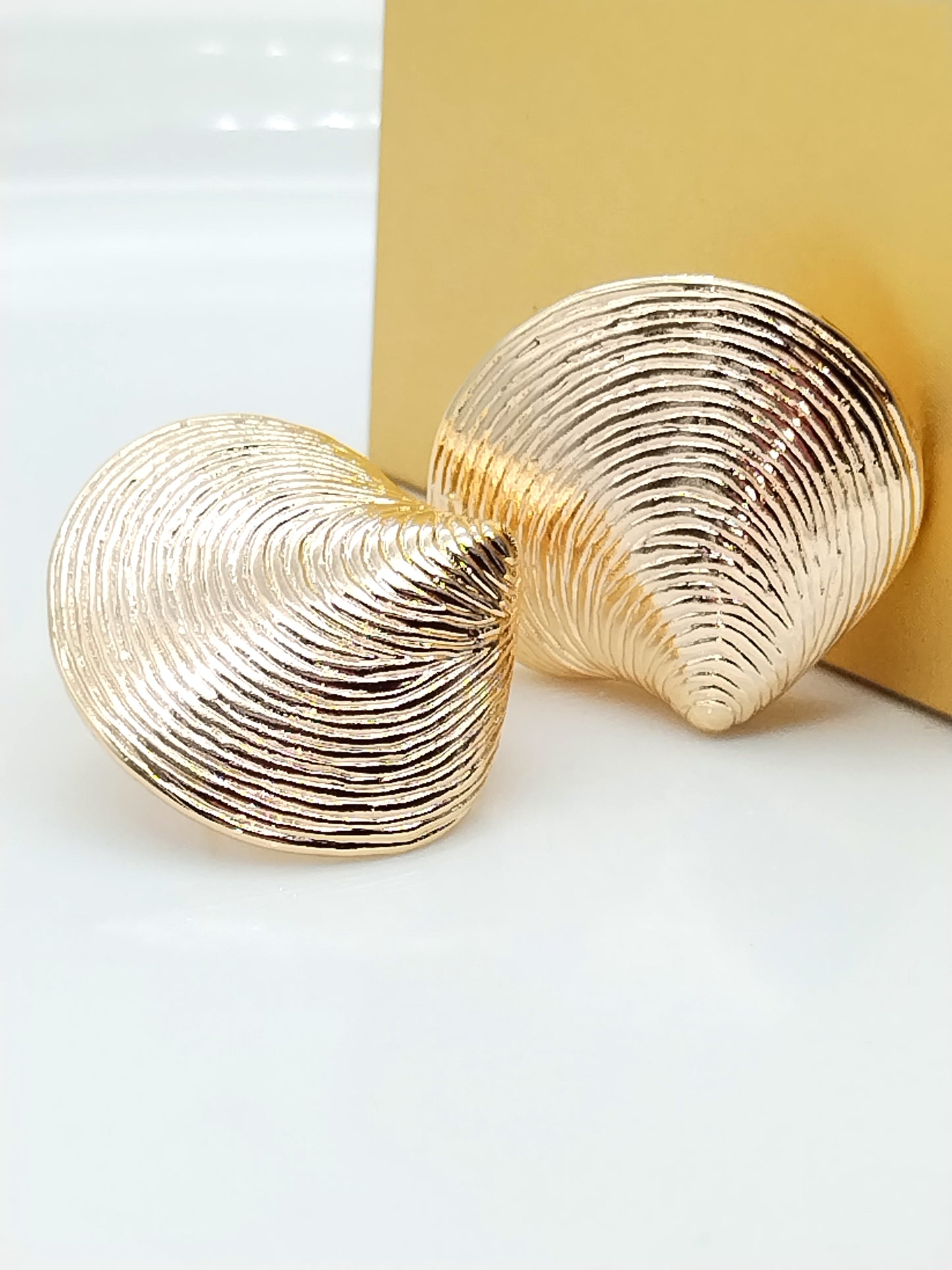 Goldene Muschelohrringe, klobige Ohrstecker, große Statement-Ohrringe, Trendy, Geschenke, Einzigartiger Schmuck