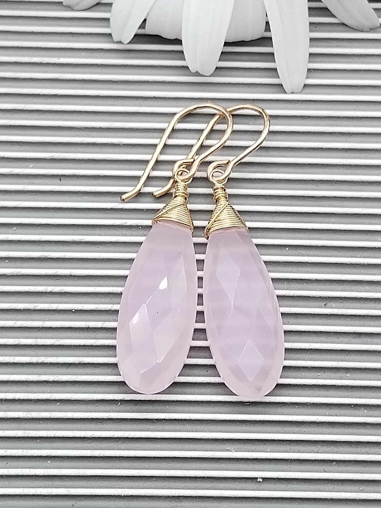 Pendientes colgantes de calcedonia rosa, chapados en oro de 14 k