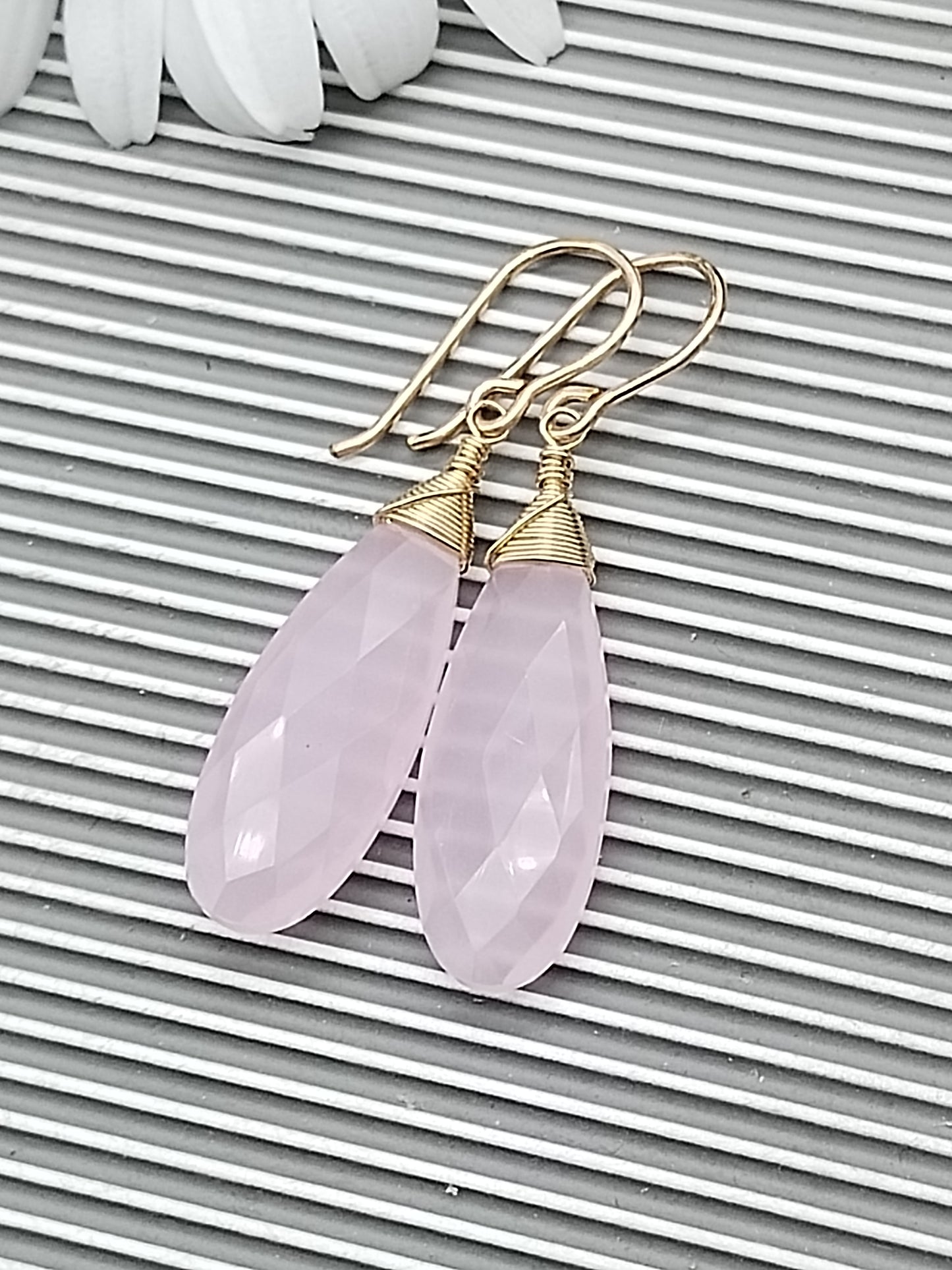 Pendientes colgantes de calcedonia rosa, chapados en oro de 14 k