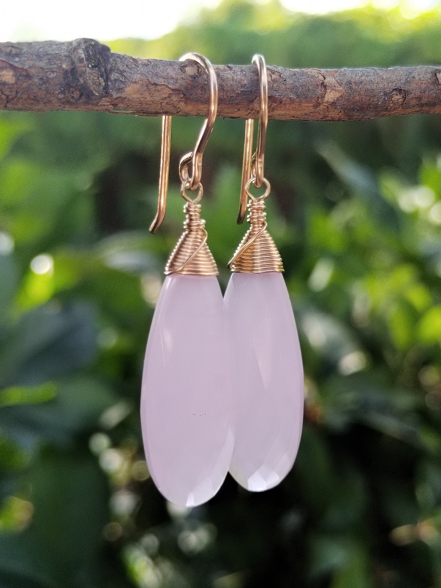 Pendientes colgantes de calcedonia rosa, chapados en oro de 14 k