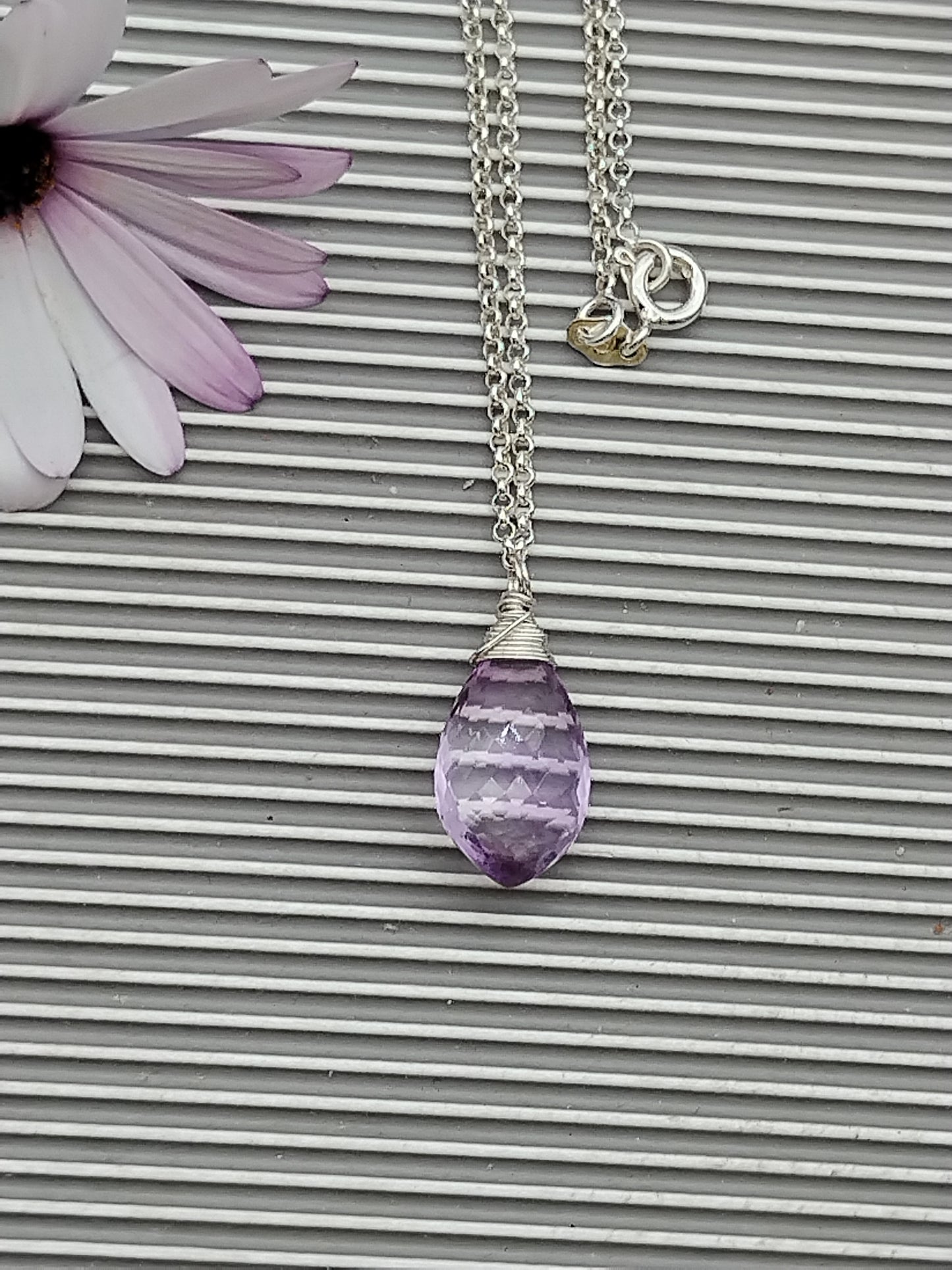 Minimalistische Lavendel Amethyst Tropfen Anhänger Halskette, Edelstein Tau Sterling Silber Choker