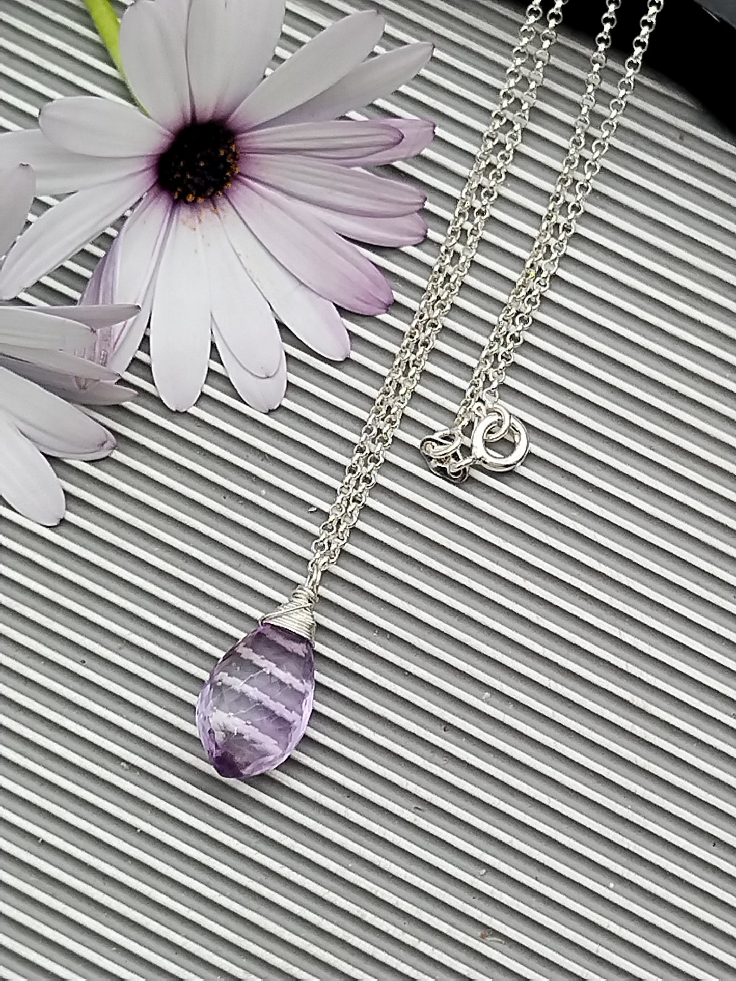 Minimalistische Lavendel Amethyst Tropfen Anhänger Halskette, Edelstein Tau Sterling Silber Choker