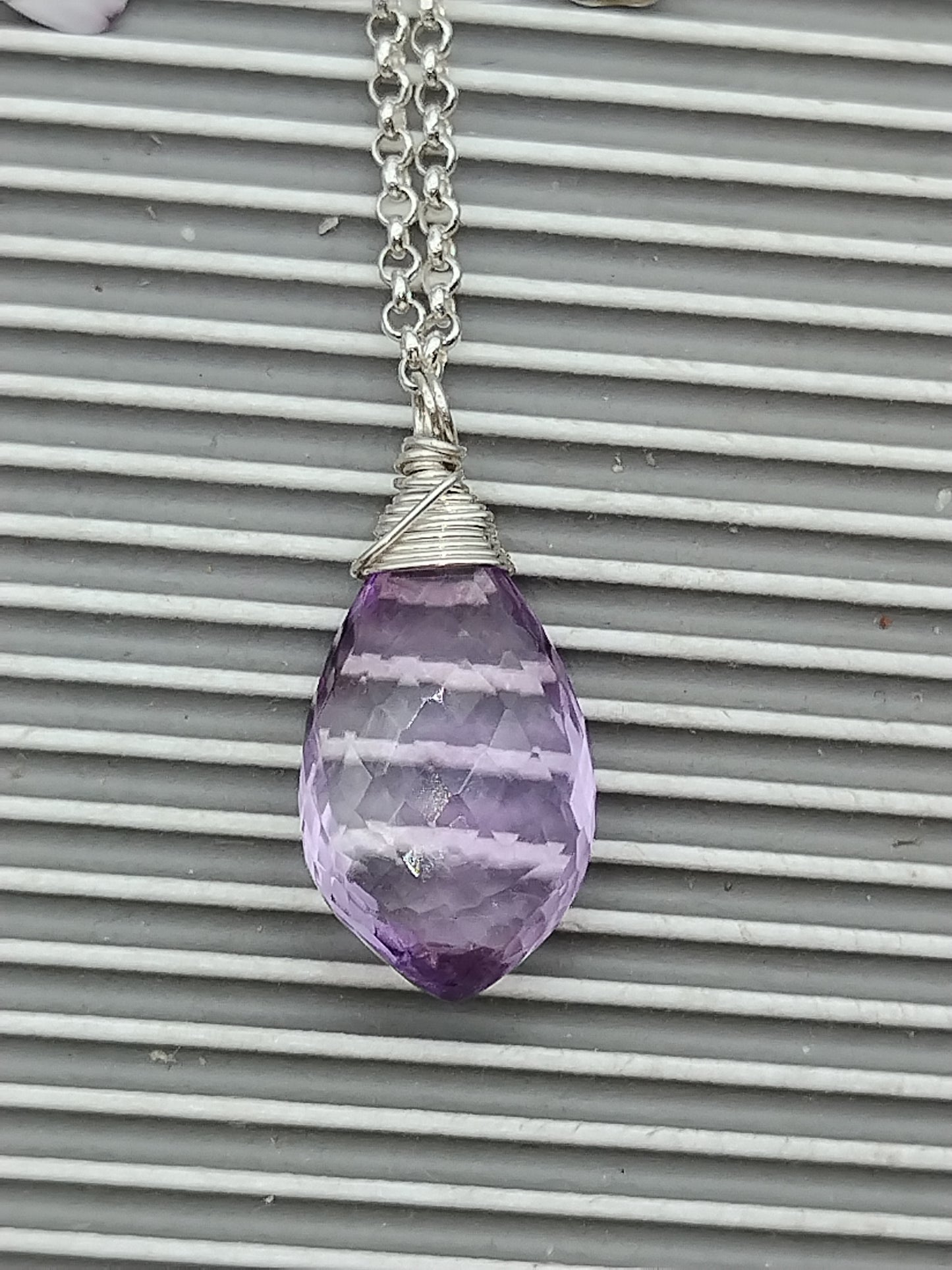 Minimalistische Lavendel Amethyst Tropfen Anhänger Halskette, Edelstein Tau Sterling Silber Choker