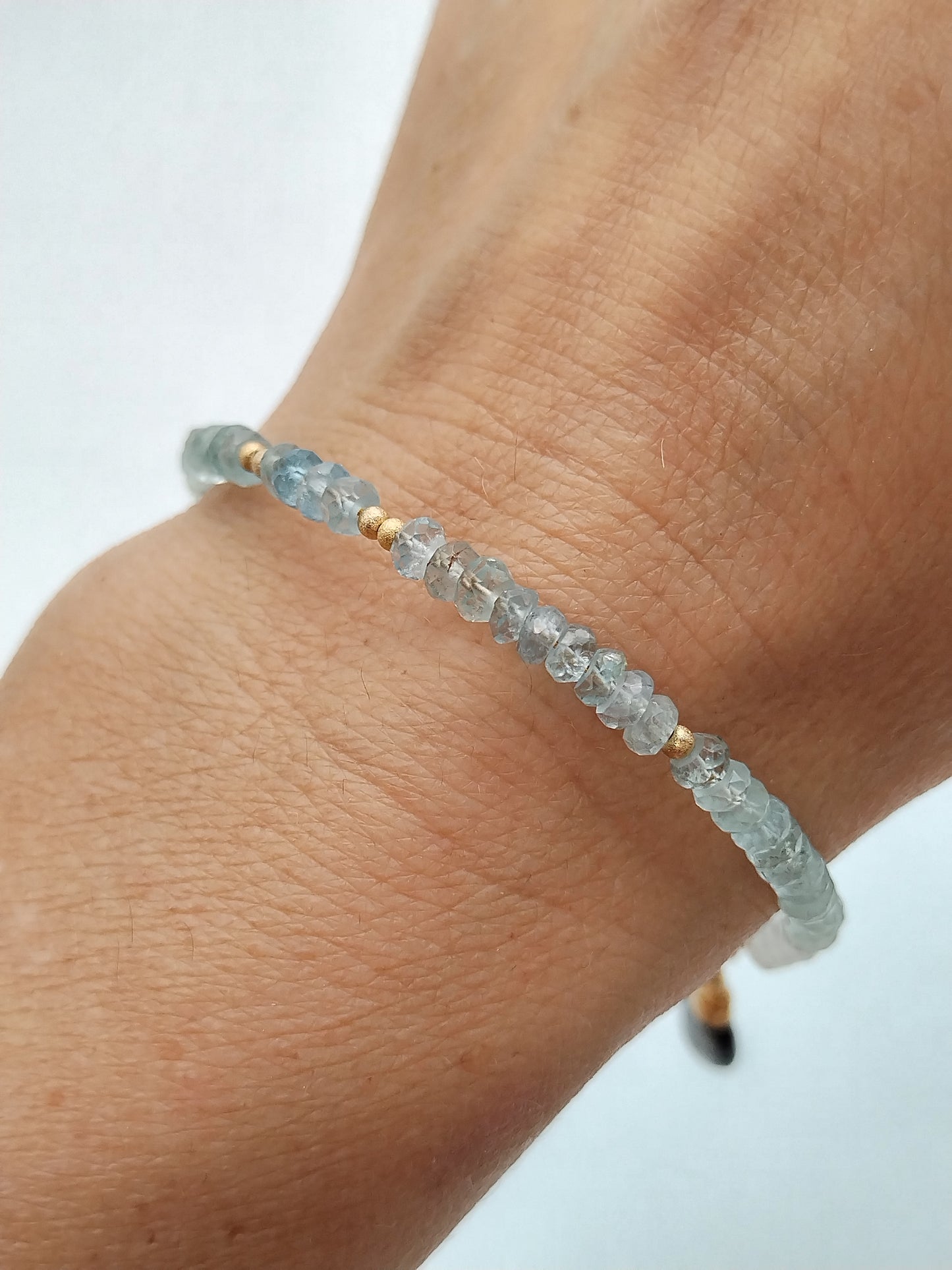 Ombre Aquamarin Perlenarmband mit baumelndem Iolith-Anhänger, 14 Karat Gold gefüllt