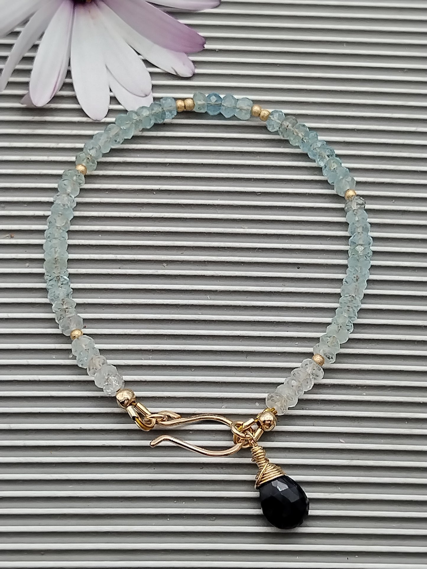 Ombre Aquamarin Perlenarmband mit baumelndem Iolith-Anhänger, 14 Karat Gold gefüllt