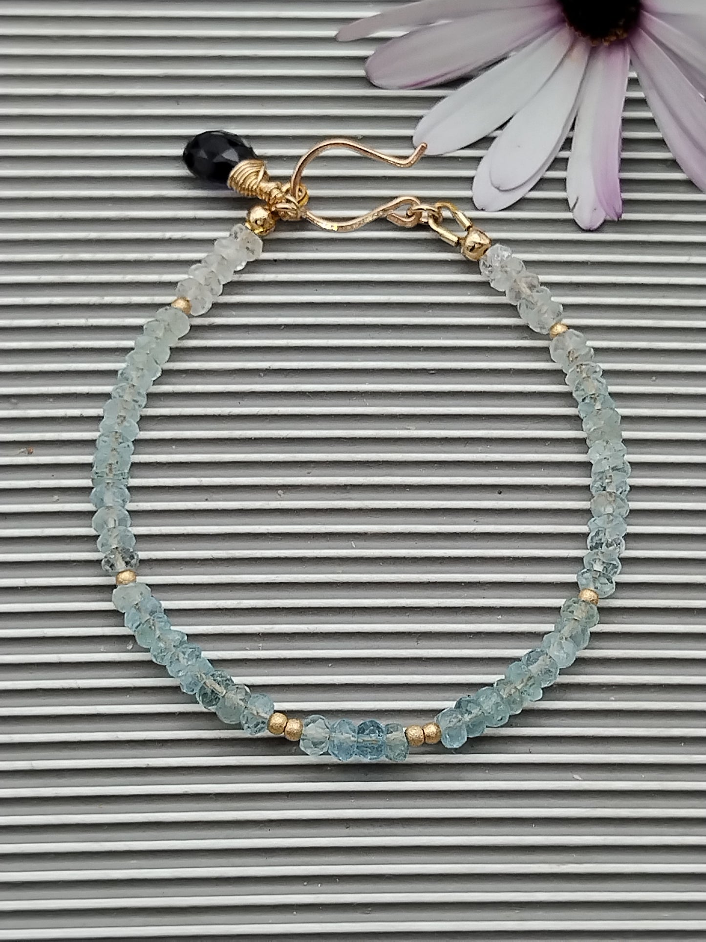 Ombre Aquamarin Perlenarmband mit baumelndem Iolith-Anhänger, 14 Karat Gold gefüllt