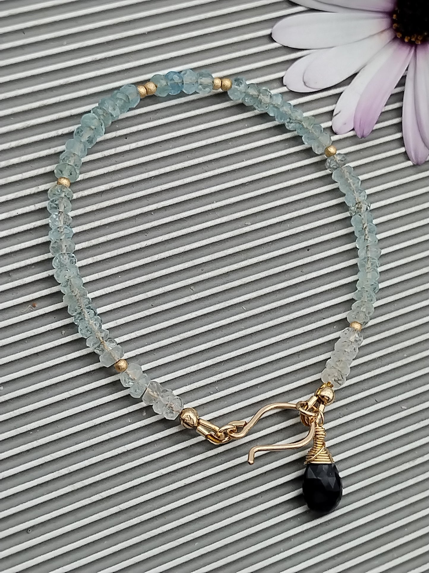 Ombre Aquamarin Perlenarmband mit baumelndem Iolith-Anhänger, 14 Karat Gold gefüllt