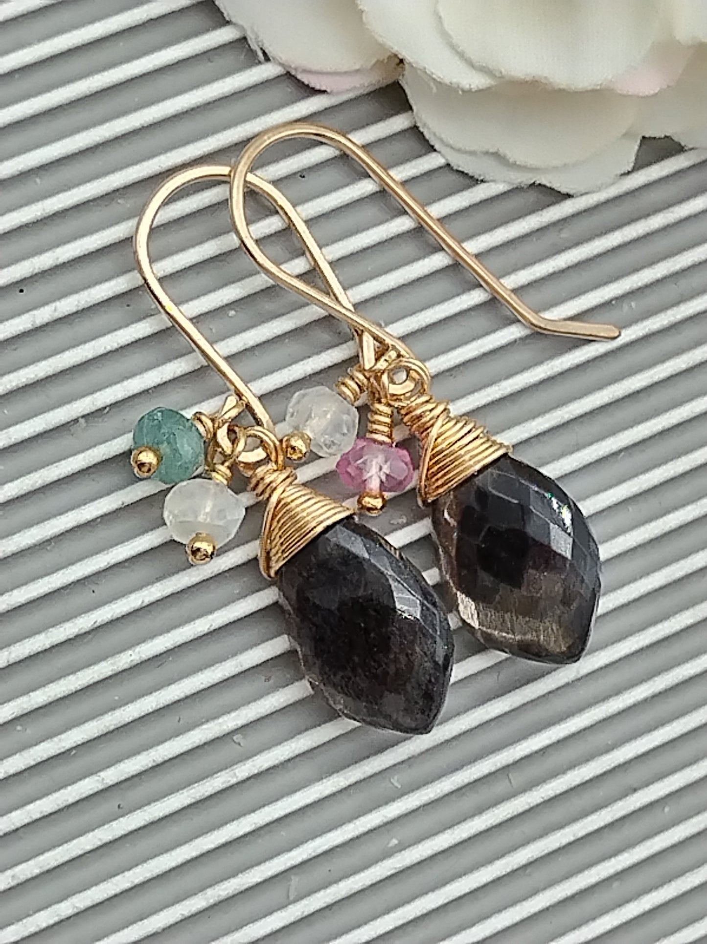 Pendientes colgantes facetados de piedra lunar negra, pendientes colgantes rellenos de oro de 14 k, pendientes pequeños con piedras preciosas, para uso diario