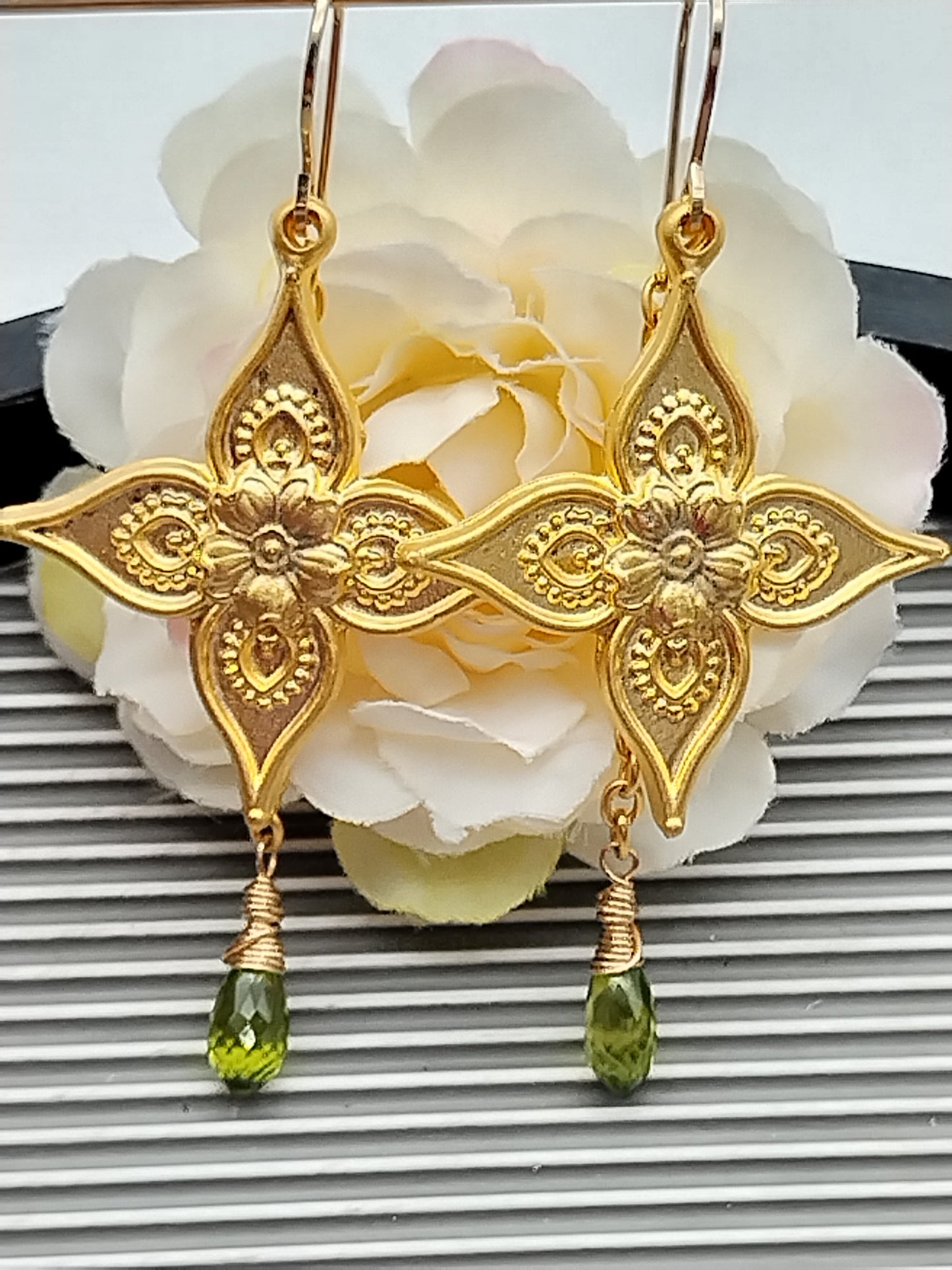 Pendientes colgantes de flores, chapados en oro, dije de peridoto briolette, pendientes largos grandes