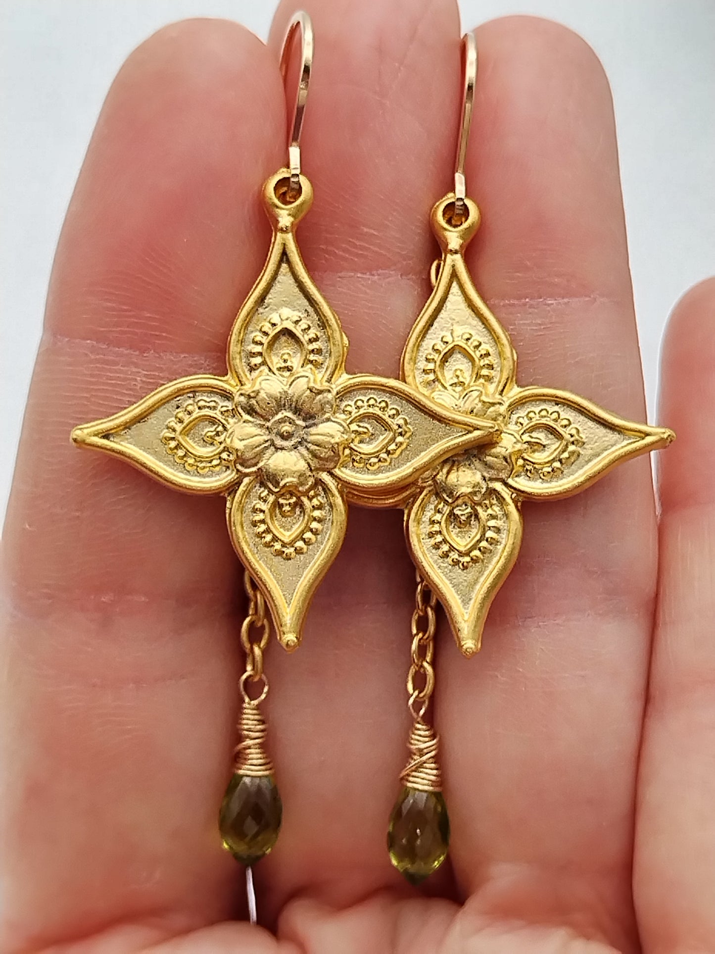 Pendientes colgantes de flores, chapados en oro, dije de peridoto briolette, pendientes largos grandes