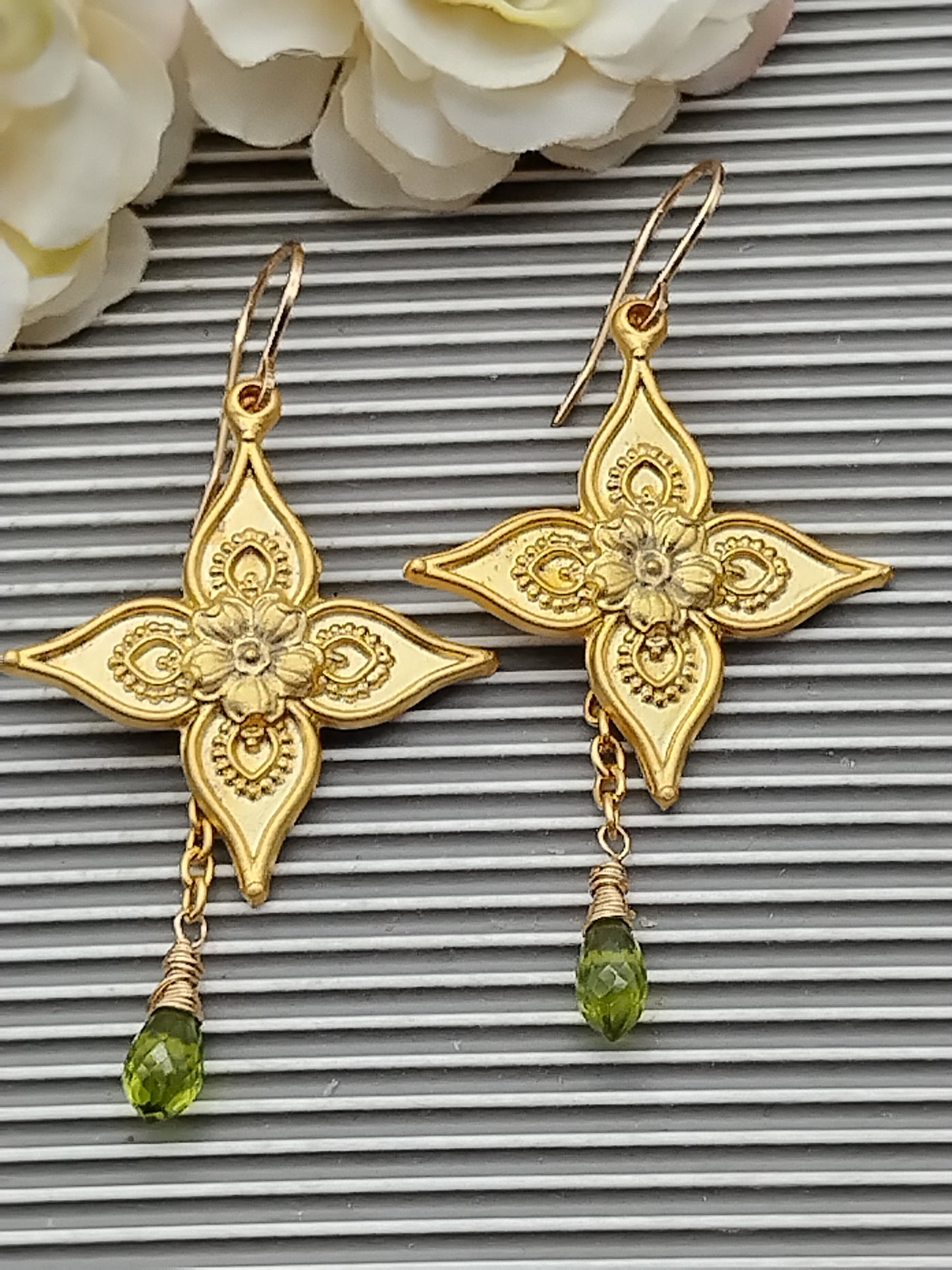 Pendientes colgantes de flores, chapados en oro, dije de peridoto briolette, pendientes largos grandes