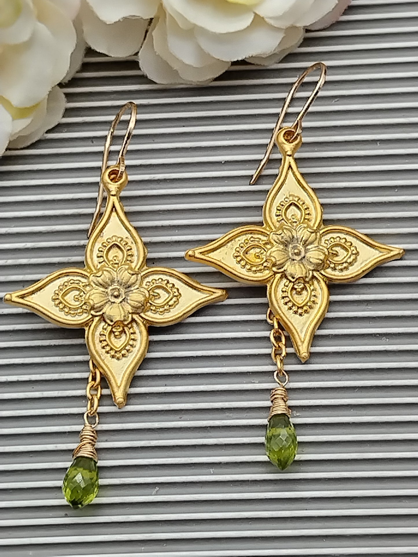 Pendientes colgantes de flores, chapados en oro, dije de peridoto briolette, pendientes largos grandes