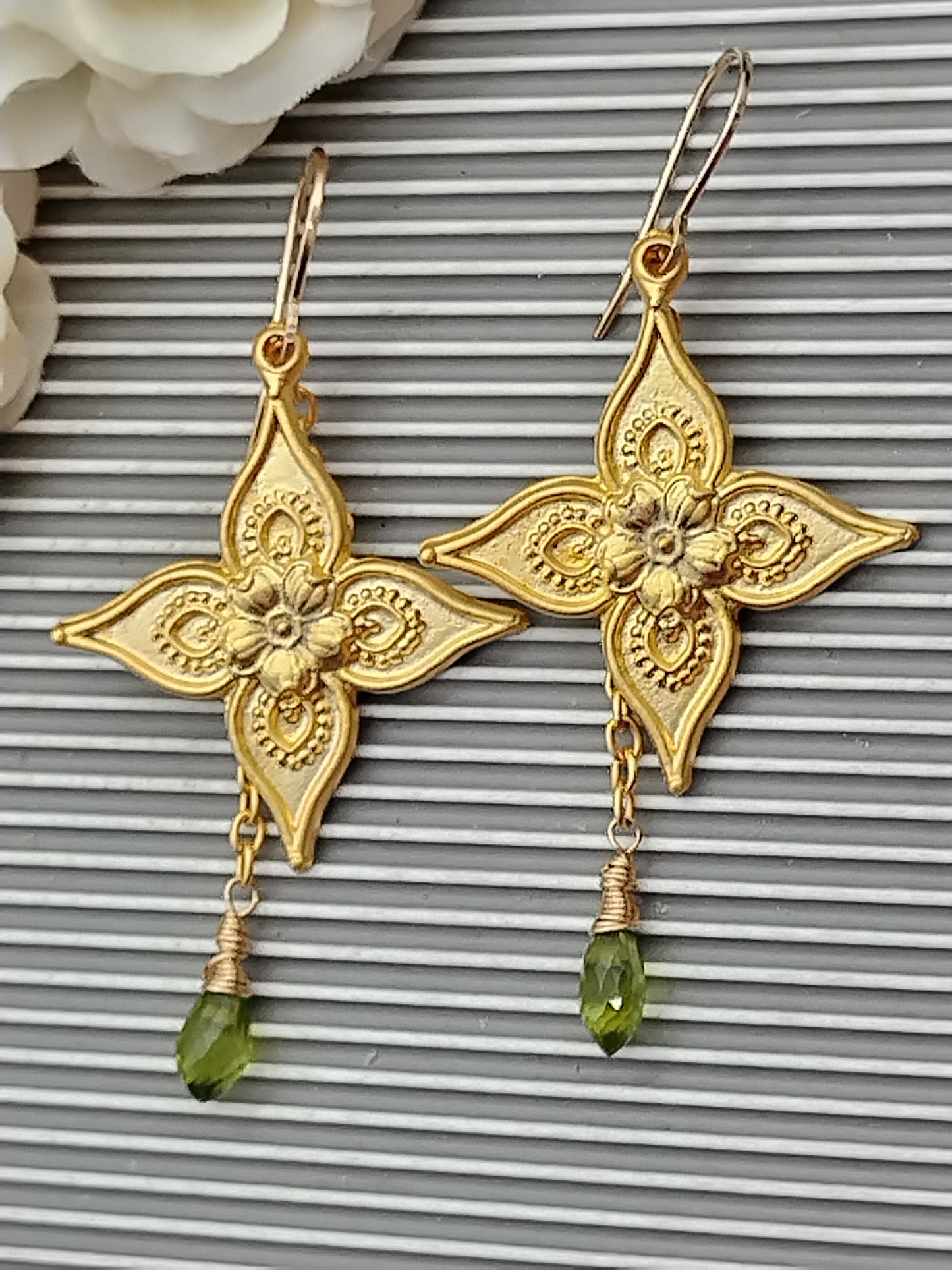 Pendientes colgantes de flores, chapados en oro, dije de peridoto briolette, pendientes largos grandes