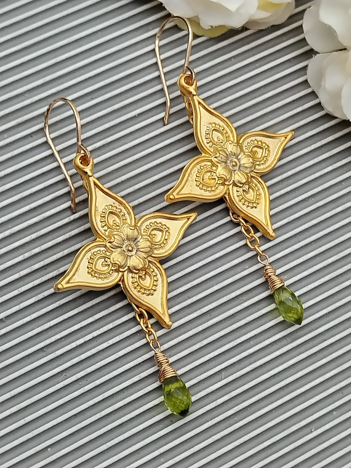 Pendientes colgantes de flores, chapados en oro, dije de peridoto briolette, pendientes largos grandes