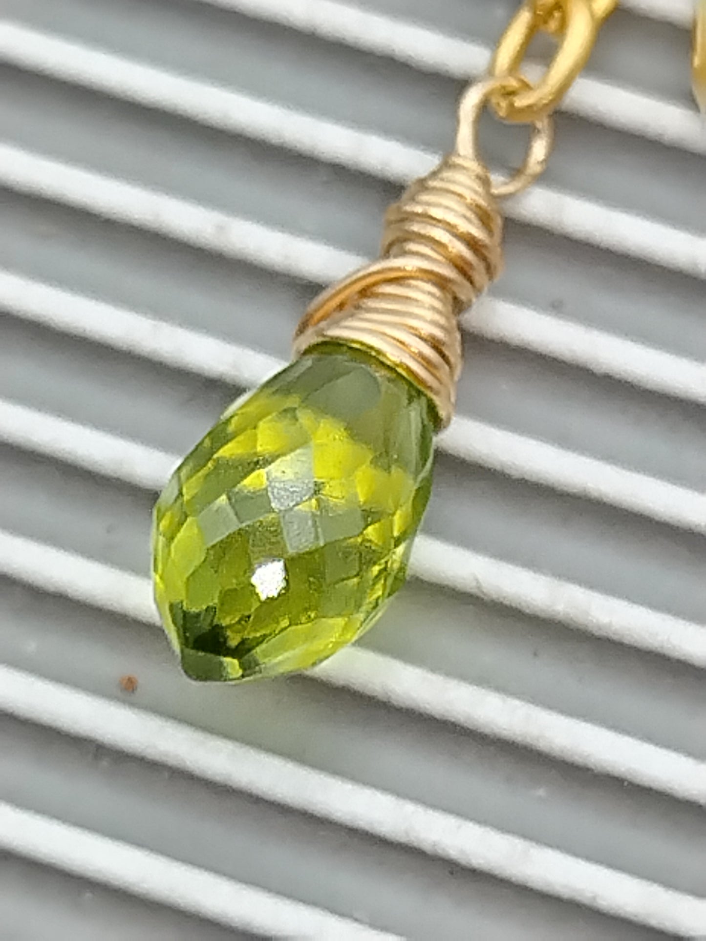 Pendientes colgantes de flores, chapados en oro, dije de peridoto briolette, pendientes largos grandes