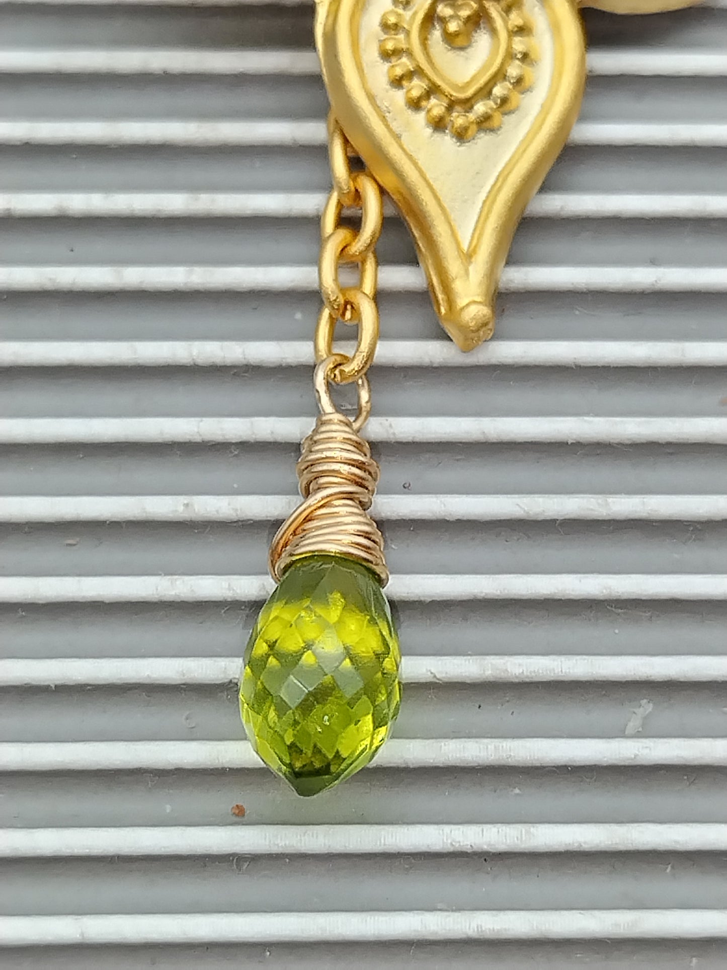 Pendientes colgantes de flores, chapados en oro, dije de peridoto briolette, pendientes largos grandes