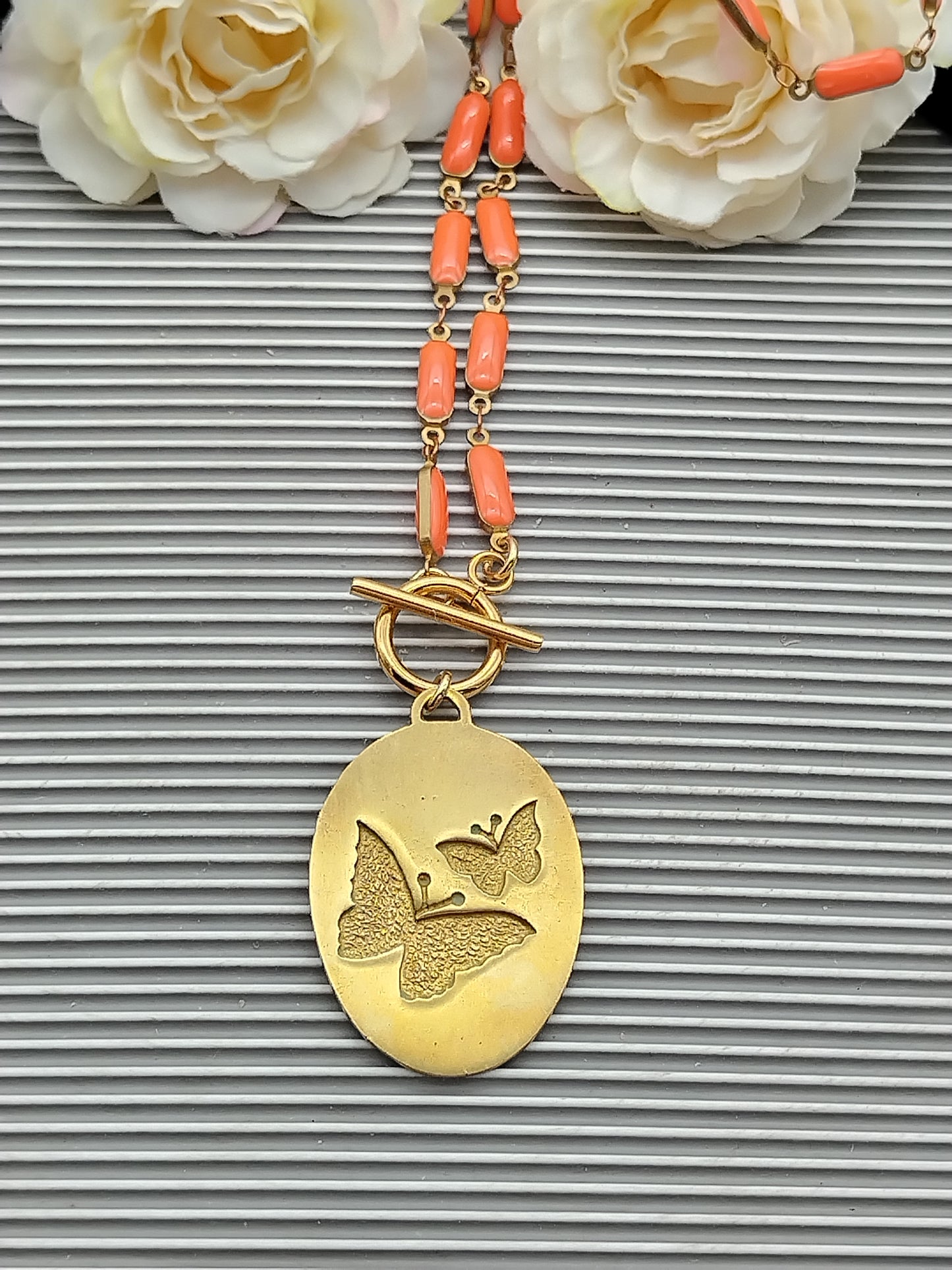 Halsband mit Schmetterlingsmedaillon, Puffkette aus orangefarbenem Emaille, Halskette mit Knebelverschluss vorne