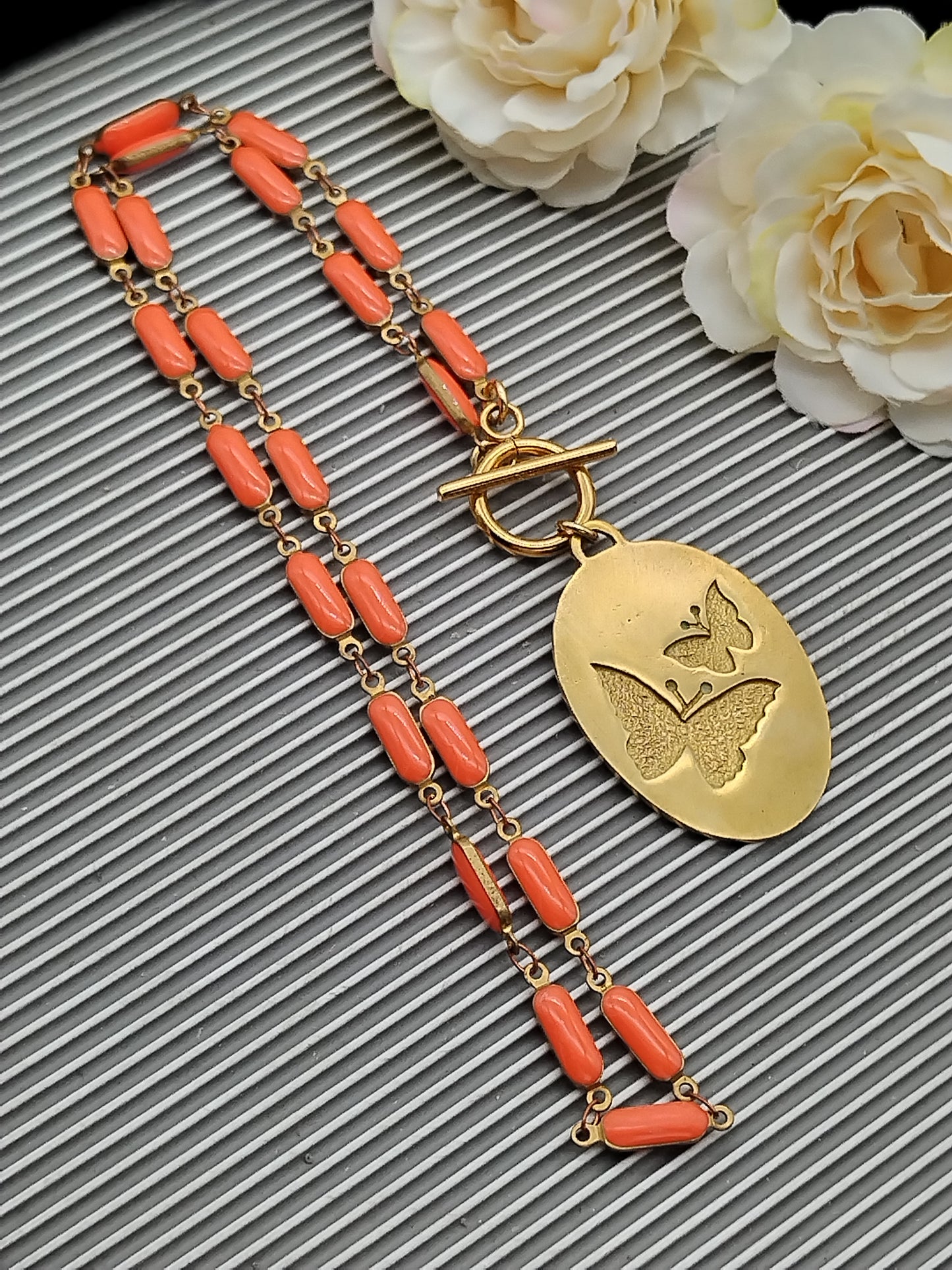 Halsband mit Schmetterlingsmedaillon, Puffkette aus orangefarbenem Emaille, Halskette mit Knebelverschluss vorne