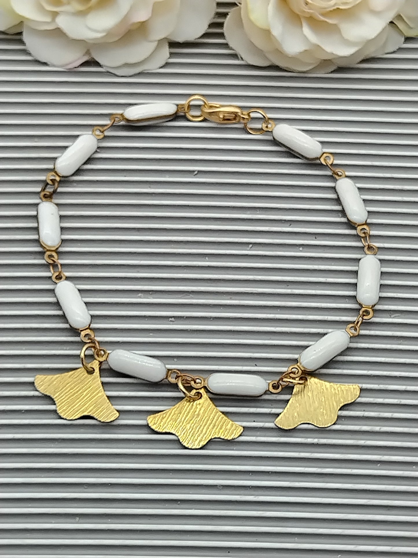 Pulsera con dijes de estrella y ginkgo, pulsera con barra abullonada de esmalte, pulsera naranja y blanca