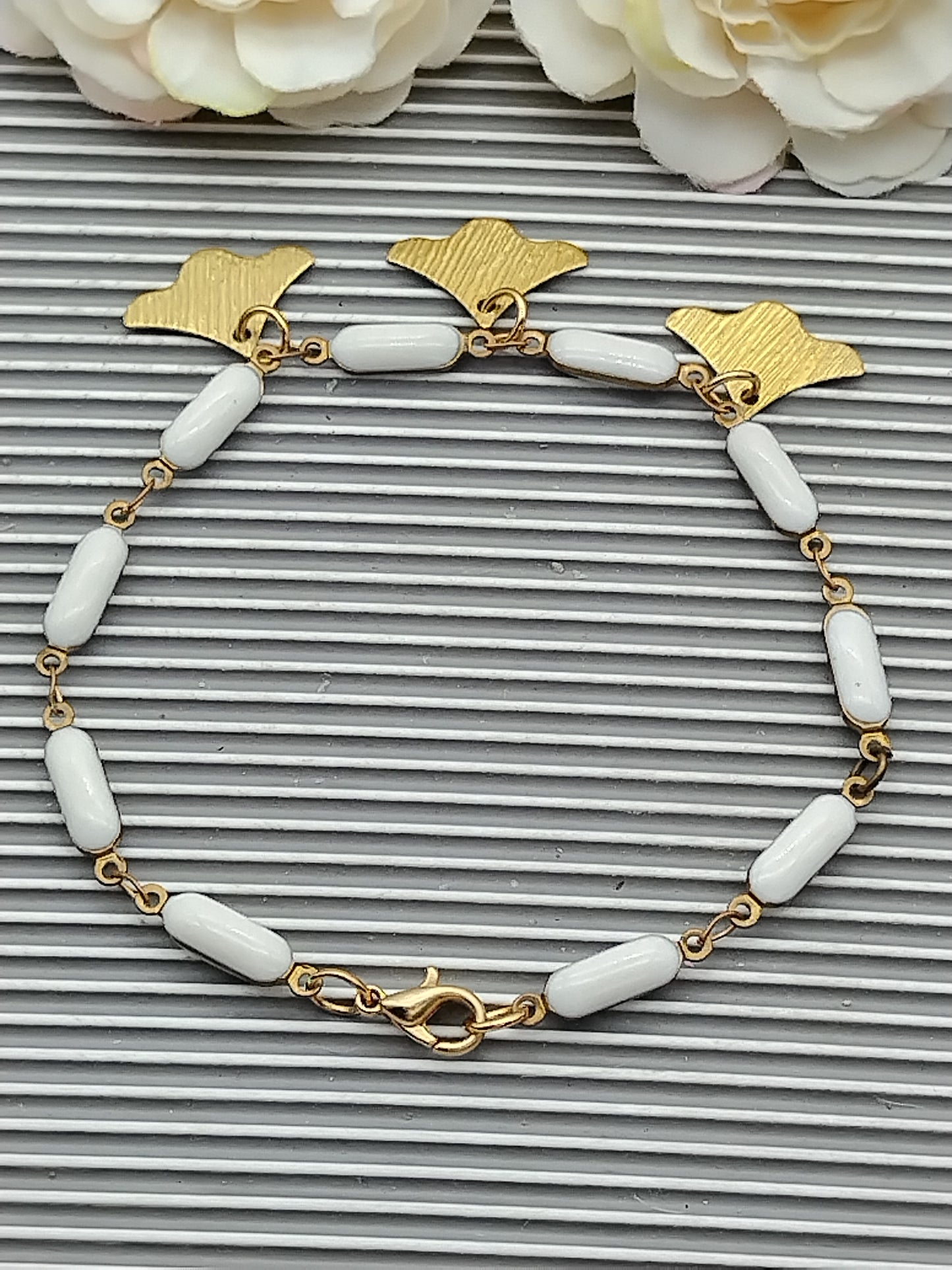 Pulsera con dijes de estrella y ginkgo, pulsera con barra abullonada de esmalte, pulsera naranja y blanca