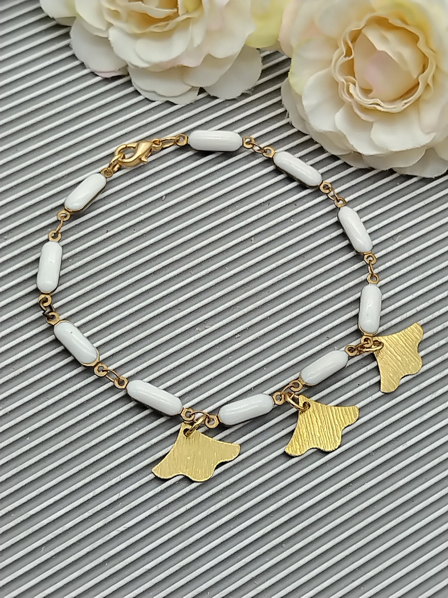 Pulsera con dijes de estrella y ginkgo, pulsera con barra abullonada de esmalte, pulsera naranja y blanca