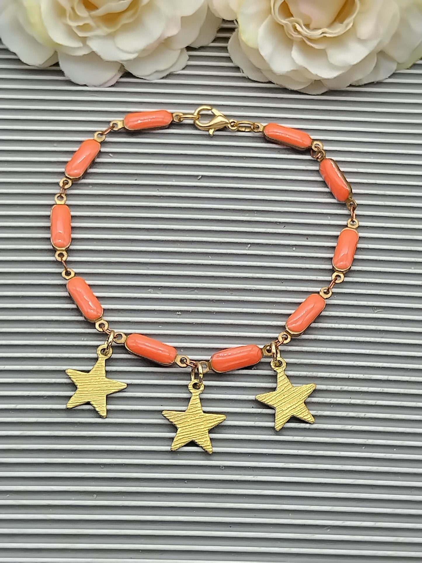 Pulsera con dijes de estrella y ginkgo, pulsera con barra abullonada de esmalte, pulsera naranja y blanca