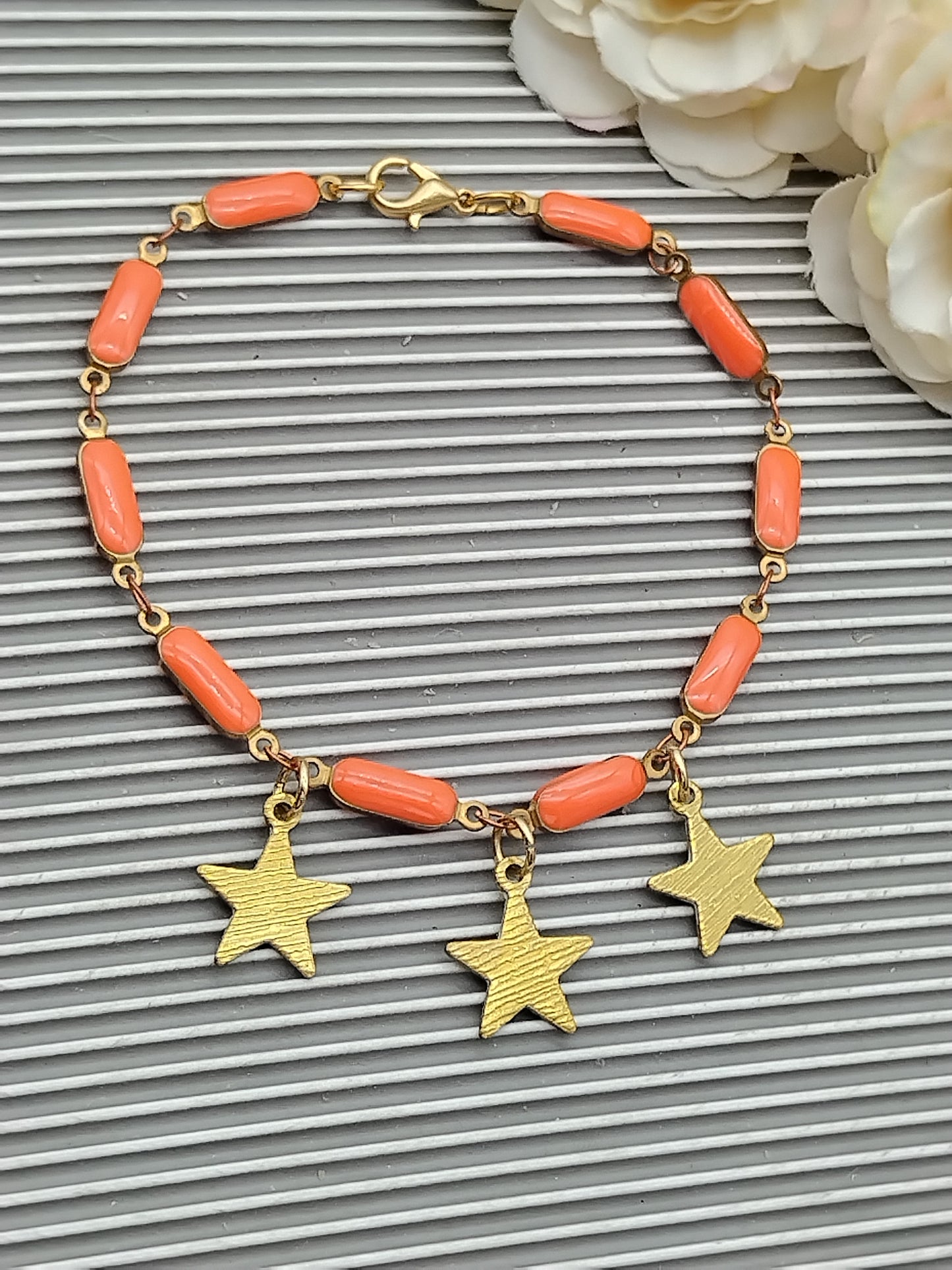 Pulsera con dijes de estrella y ginkgo, pulsera con barra abullonada de esmalte, pulsera naranja y blanca