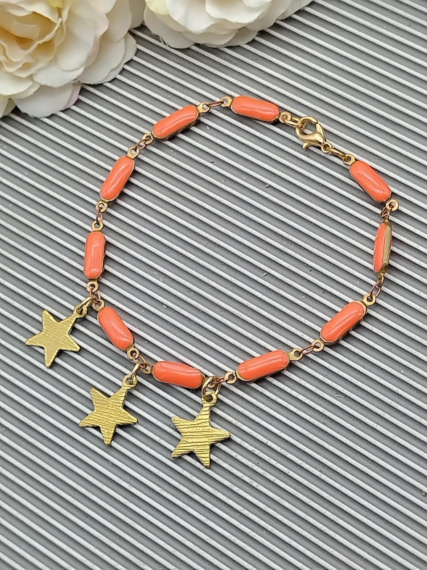 Pulsera con dijes de estrella y ginkgo, pulsera con barra abullonada de esmalte, pulsera naranja y blanca