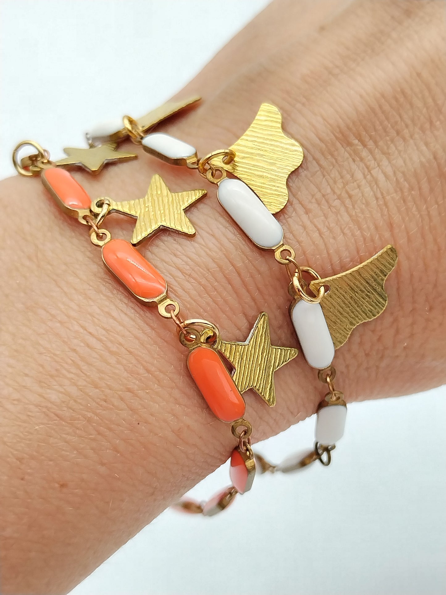 Pulsera con dijes de estrella y ginkgo, pulsera con barra abullonada de esmalte, pulsera naranja y blanca