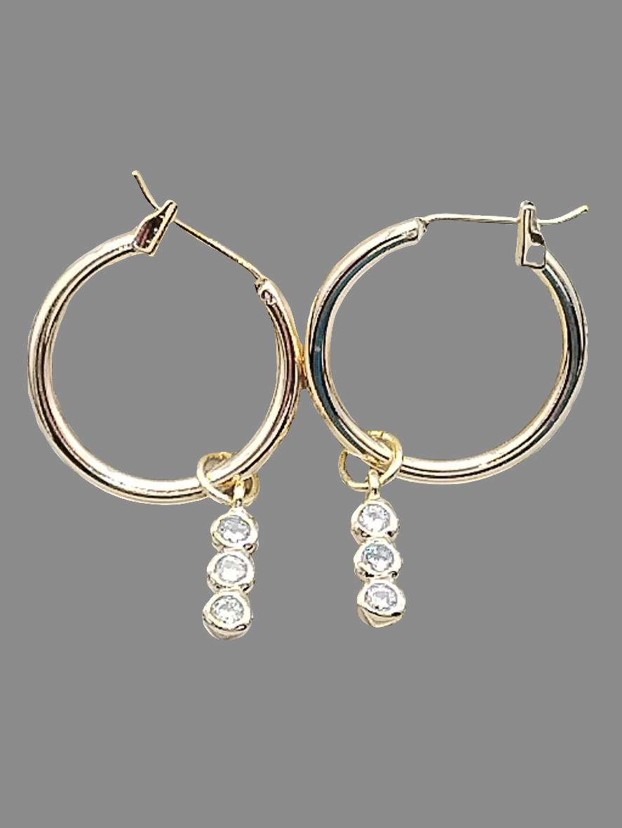 Pendientes de aro dorados con dije de circonita cúbica, joyería contemporánea para mujer